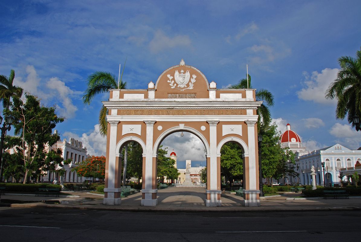 32 Cuba - Cienfuegos - Parque Jose Marti - Arco de Triunfo